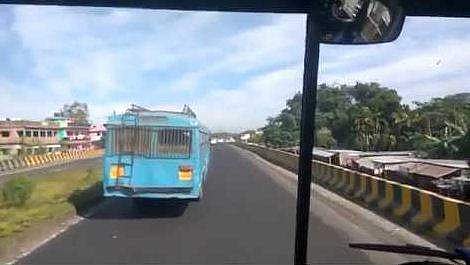 ഛര്‍ദ്ദിക്കാന്‍ ബസില്‍ നിന്നും പുറത്തേക്കാഞ്ഞു; തല വൈദ്യുത പോസ്റ്റിലിടിച്ച് സ്ത്രീക്ക് ദാരുണാന്ത്യം