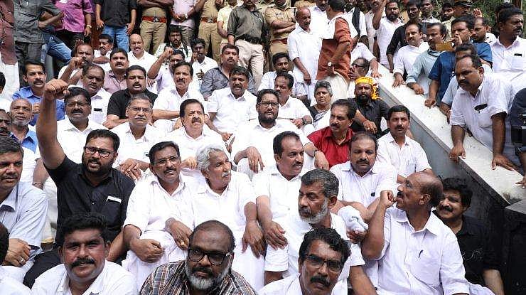 യുഡിഎഫും പ്രക്ഷോഭത്തിലേക്ക്; നാളെ കരിദിനം, അക്രമത്തോട് യോജിപ്പില്ല