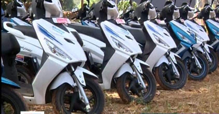 മുച്ചക്രവാഹനവിതരണത്തിന് പ്രളയകാലത്ത് വെളളത്തില്‍ മുങ്ങി തുരുമ്പെടുത്ത വാഹനങ്ങള്‍, തട്ടിപ്പ്; അധികൃതര്‍ കയ്യോടെ പിടികൂടി, പ്രതിഷേധം 