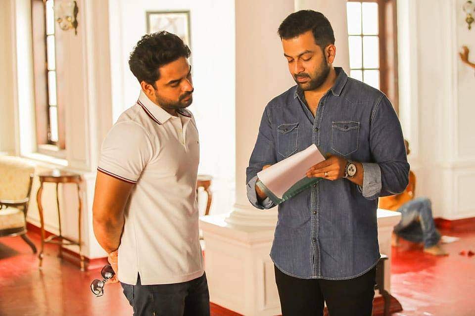 ബര്ത്ത്ഡേ കാര്ഡില് എഴുതിയത് എന്താണെന്ന് പൃഥ്വിയുടെ വീട്ടില് ചെന്ന് ചോദിക്കുന്ന ടൊവിനോ: പോസ്റ്റ് വൈറല്
