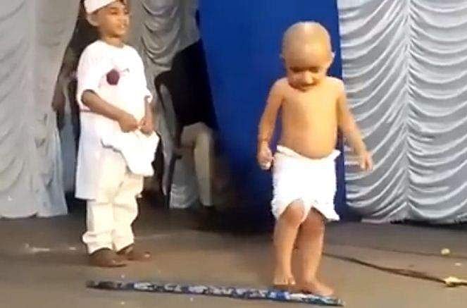 രഘുപതി രാഘവ രാജാറാം...അമ്മയെ കണ്ടതും വടി താഴെയിട്ട് 'ഗാന്ധിജി' ഓടി ; വീഡിയോ വൈറല്‍