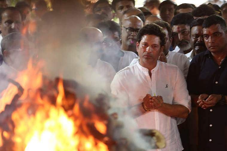 അച്‌രേക്കർ ഇനി ജ്വലിക്കുന്ന ഓർമ; ചിതയിലേക്കെടുത്തപ്പോൾ നിറകണ്ണുകളുമായി സച്ചിനും കാംബ്ലിയും