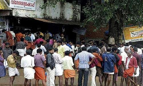 മദ്യം വാങ്ങാനെത്തുന്നവർ സഞ്ചാരസ്വാതന്ത്ര്യം തടസ്സപ്പെടുത്തരുതെന്ന് മനുഷ്യാവകാശ കമ്മീഷൻ 