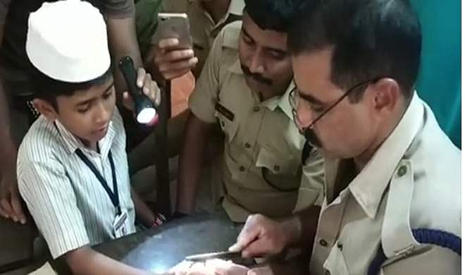 അവന്‍ പാട്ടുപാടി തീരുന്നതിന് മുമ്പേ 'ഫയര്‍ ഫോഴ്‌സ് മാമന്‍മാര്‍' മോതിരം ഊരിയെടുത്തു; വൈറല്‍ വീഡിയോ