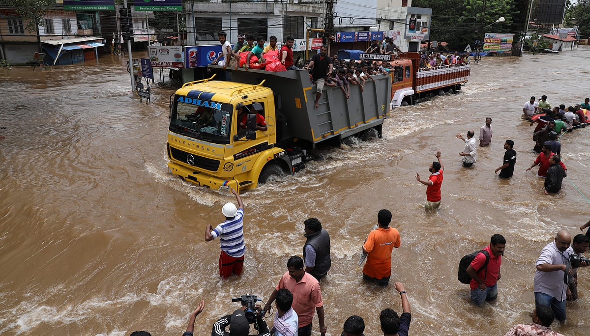 ദുരന്തം വഴികാട്ടിയ ആള്‍ക്കൂട്ടനന്മ: മഹാപ്രളയത്തിലെ കേരളജനത
