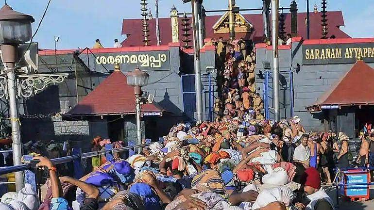 ശബരിമലയിലേക്ക് യുവതികള്‍ കൂട്ടത്തോടെ എത്തുന്നു ; 20 അംഗ സംഘം നാളെ മല ചവിട്ടിയേക്കുമെന്ന് റിപ്പോര്‍ട്ട്