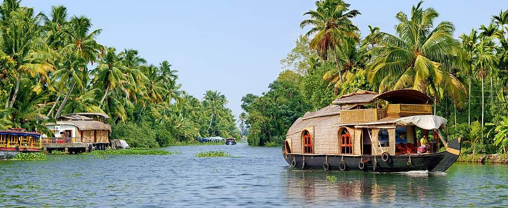 ആലപ്പുഴയില്‍ വഞ്ചിവീട് കത്തിനശിച്ചു: യാത്രക്കാരായ വിദേശി ദമ്പതിമാരെ അത്ഭുതകരമായി രക്ഷപ്പെടുത്തി 