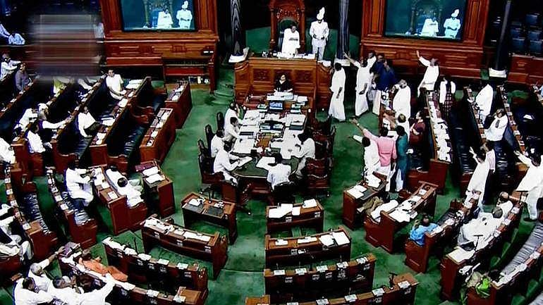 സാമ്പത്തിക സംവരണ ബിൽ ലോക്സഭ പാസാക്കി; കോൺ​ഗ്രസും സിപിഎമ്മും അനുകൂലിച്ച് വോട്ട് ചെയ്തു; എതിർത്തത് മൂന്ന് പേർ