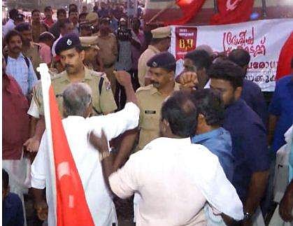 ജനത്തെ വലച്ച് പണിമുടക്ക്; ട്രെയിന്‍ ഗതാഗതം താറുമാറായി, കെഎസ്ആര്‍ടിസി സര്‍വീസുകളും മുടങ്ങി