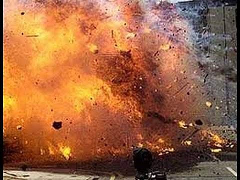 കോഴിക്കോട് വീണ്ടും ബോംബേറ്; സിപിഎം പ്രവര്‍ത്തകന്റെ വീടിന്റെ മുന്‍ഭാഗം തകര്‍ന്നു
