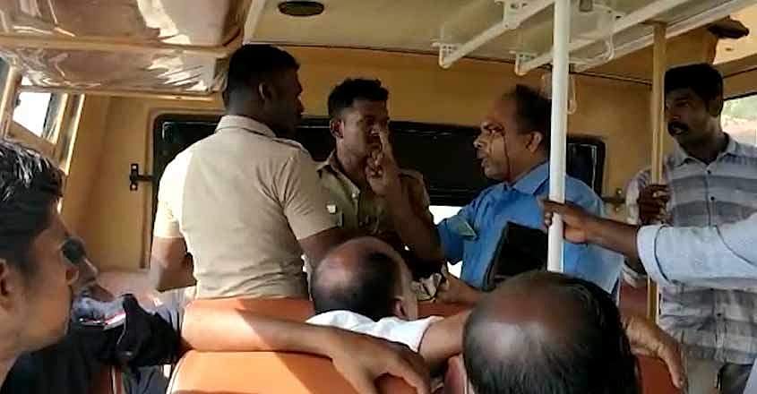 ടിക്കറ്റെടുക്കാന്‍ ആവശ്യപ്പെട്ടു; കണ്ടക്ടറെ പൊലീസുകാര്‍ തല്ലിച്ചതച്ചു (വീഡിയോ)