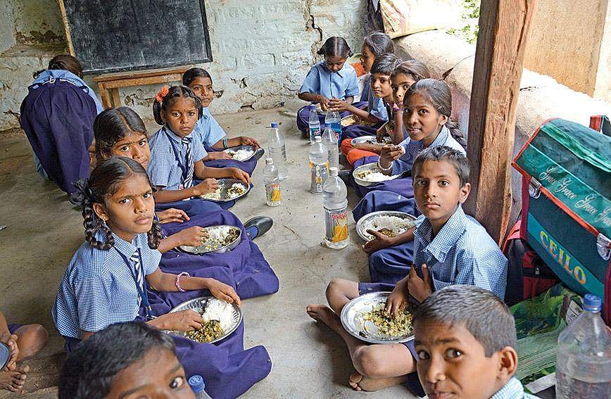 വിദ്യാര്‍ത്ഥികള്‍ക്ക് ചോറും പരിപ്പും: കൂടെയിരുന്ന ഉദ്യോഗസ്ഥന് ചിക്കന്‍ കറി; അന്വേഷണം, സസ്‌പെന്‍ഷന്‍