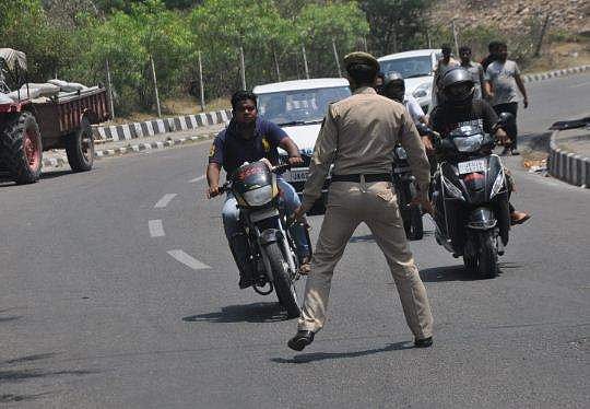 അവശ്യ വസ്തുക്കള്‍ വാങ്ങാന്‍ സ്വകാര്യ വാഹനങ്ങള്‍ നിരത്തിലിറക്കാം, വാക്‌സിനേഷന് സ്വന്തം വാഹനത്തില്‍ പോവാം