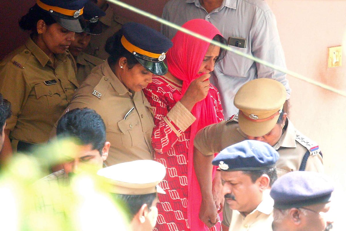 സയനൈഡ് ഒളിപ്പിച്ച് വെച്ചത് വീട്ടില്‍?; പൊന്നാമറ്റത്തെ വീട്ടിൽ വീണ്ടും ജോളിയുമായി തെളിവെടുപ്പ്