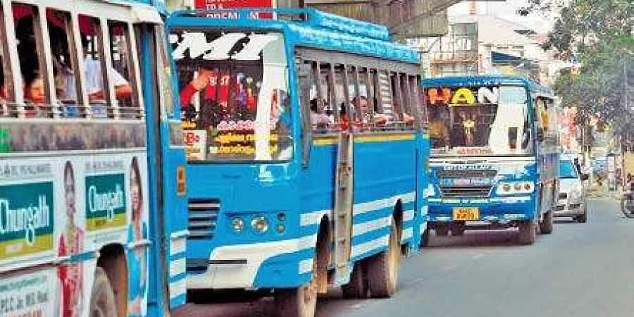 ബസില്‍ ബാഗ് മറന്നുവെച്ചു, ബസ് പിടിക്കാന്‍ പിന്നാലെ പാഞ്ഞ വീട്ടമ്മ കുഴഞ്ഞുവീണ് മരിച്ചു