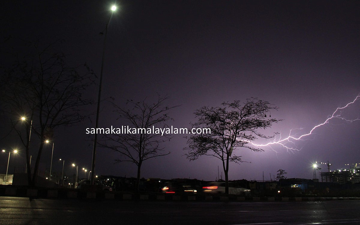 സംസ്ഥാനത്ത് വെള്ളിയാഴ്ചവരെ ശക്തമായ കാറ്റും മഴയും; ഉച്ചയ്ക്ക് ശേഷം കനത്ത ഇടിമിന്നല്, കുട്ടികള് ടെറസ്സിലും മറ്റും കളിക്കുന്നത് ഒഴിവാക്കണമെന്ന് മുന്നറിയിപ്പ്