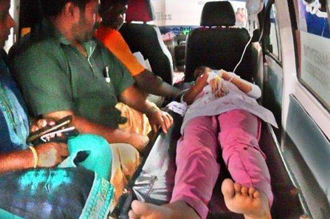 അഭ്യാസപ്രകടനത്തിനിടെ നിയന്ത്രണം വിട്ട ബൈക്ക് സ്‌കൂൾ വിദ്യാർത്ഥികൾക്ക് നേരെ പാഞ്ഞുകയറി; നാല് പേർക്ക് പരിക്ക് 