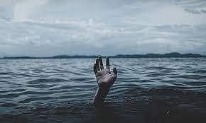 ഒഴുകിയെത്തിയ കുട്ടിയെ രക്ഷിക്കാന്‍ പുഴയില്‍ ചാടി; രക്ഷാപ്രവര്‍ത്തകരെ ഞെട്ടിച്ച് കൂട്ടിക്കെട്ടിയ നിലയില്‍ അമ്മയും മകനും