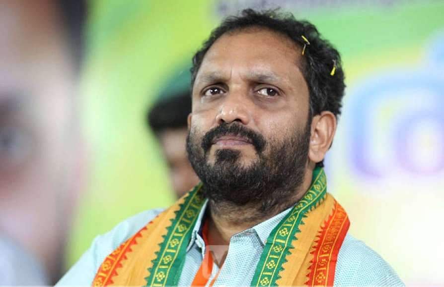 മത ചിഹ്നങ്ങള്‍ ഉപയോഗിച്ച് വോട്ട് പിടിക്കുന്നു; കെ സുരേന്ദ്രനെതിരെ പരാതിയുമായി എല്‍ഡിഎഫും യുഡിഎഫും