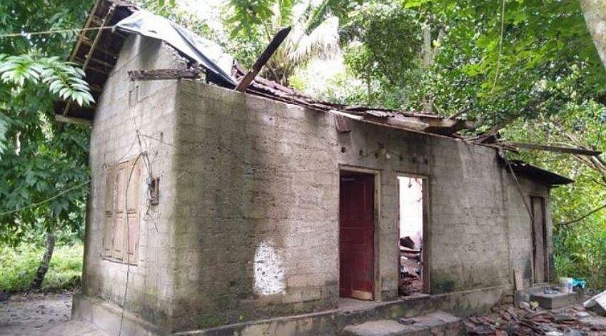ശക്തമായ മഴയില്‍ വീടിന്റെ മേല്‍ക്കൂര തകര്‍ന്നു വീണു; ഒരു കുടുംബത്തിലെ മൂന്ന് പേര്‍ക്ക് പരിക്ക്