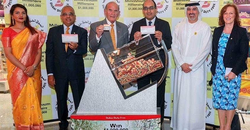 തകര്ന്ന് പാളീസായി നാട്ടിലേക്ക് മടങ്ങാനിരിക്കെ ഭാഗ്യദേവതയുടെ കടാക്ഷം ; ദുബായ് ഡ്യൂട്ടി ഫ്രീ നറുക്കെടുപ്പില് മലയാളിക്ക് ഏഴുകോടി സമ്മാനം