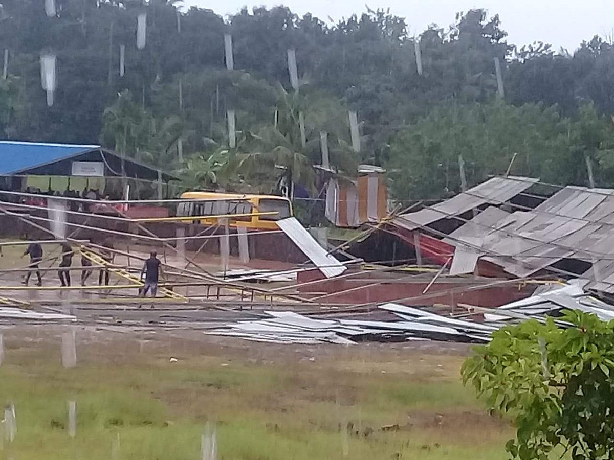 ശക്തമായ കാറ്റും മഴയും; കലോത്സവ വേദിയും പന്തലും തകര്‍ന്നു