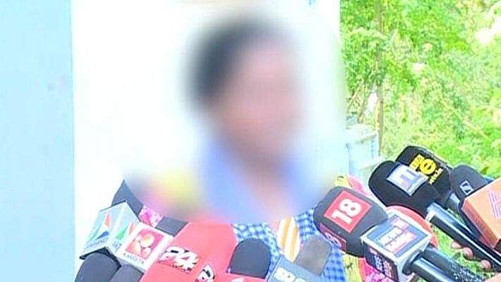 മൂത്തപെണ്‍കുട്ടിയെ പീഡിപ്പിക്കുന്നത് നേരിട്ട് കണ്ടു; അന്തിമ വിധി ഇന്നാണെന്ന് അറിഞ്ഞില്ല; പൊലീസിനെതിരെ വാളയാര്‍ പെണ്‍കുട്ടികളുടെ അമ്മ