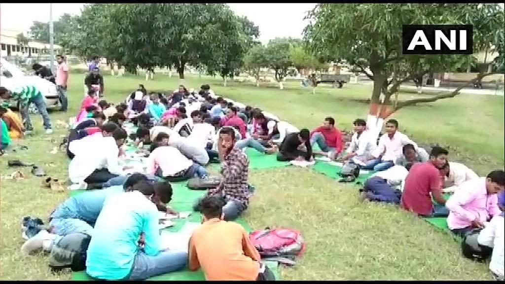 വിദ്യാര്‍ഥികള്‍ പരീക്ഷയെഴുതിയത് കോളജ് മുറ്റത്തിരുന്ന്; കൂട്ട കോപ്പിയടി; വിവാദം