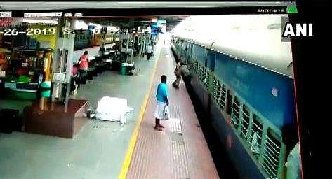 ട്രെയിനില്‍ ചാടിക്കയറാന്‍ ശ്രമിക്കുന്നതിനിടെ അത്ഭുതകരമായ രക്ഷപ്പെടല്‍; ആര്‍പിഎഫ് ഉദ്യോഗസ്ഥന് അഭിനന്ദനം ( വീഡിയോ) 
