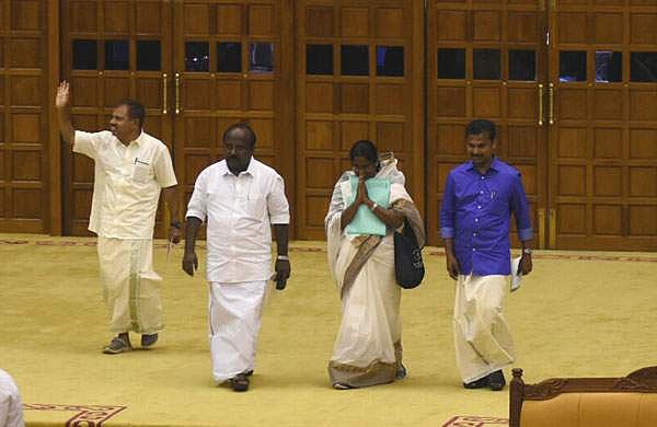 വാളയാറില് സര്ക്കാര് വേട്ടക്കാര്ക്കൊപ്പം; സഭയില് ബഹളം, വീഴ്ച പരിശോധിക്കുമെന്ന് മുഖ്യമന്ത്രി