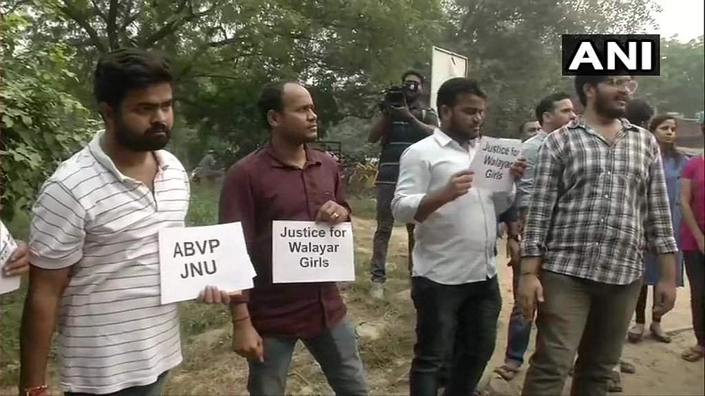 വാളയാര്‍ കേസ് ജെഎന്‍യുവിലും കത്തിച്ച് എബിവിപി; മുഖ്യമന്ത്രിക്ക് എതിരെ പ്രതിഷേധം