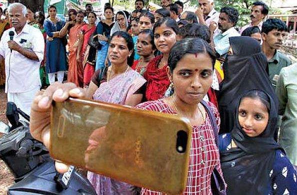 ജീവിച്ചിരിക്കുന്നു എന്നുറപ്പ് വരുത്താന്‍ സെല്‍ഫി; എന്‍ഡോസള്‍ഫാന്‍ ഇരകള്‍ക്കൊപ്പമുള്ള സെല്‍ഫി നിര്‍ദേശം കളക്ടര്‍ പിന്‍വലിച്ചു