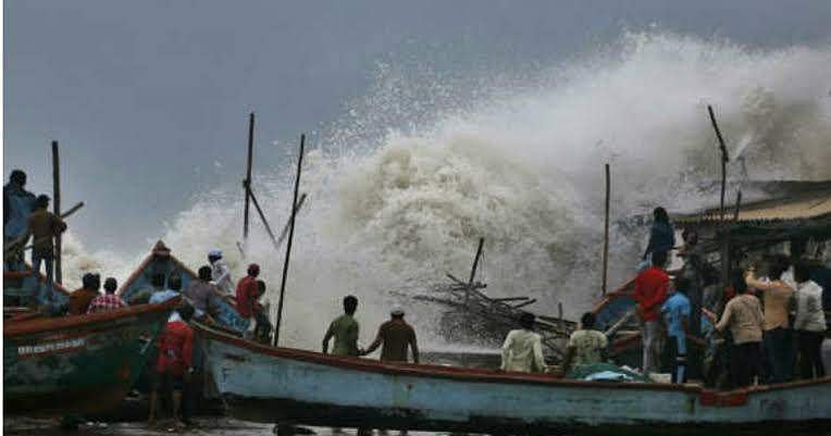 'മഹ' ലക്ഷദ്വീപ് തീരം കടന്നു; ചുഴലിക്കാറ്റ് കോഴിക്കോടിന് 325 കി.മീ. അകലെ, കേരളതീരത്ത് മീൻപിടുത്തതിന് നിരോധനം  