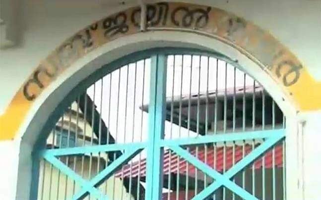 വിയ്യൂര്‍ ജയിലില്‍ തടവുകാര്‍ അസിസ്റ്റന്റ് പ്രിസണ്‍ ഓഫീസറുടെ പല്ല് അടിച്ചിളക്കി; ബ്ലേഡിന് വരഞ്ഞു