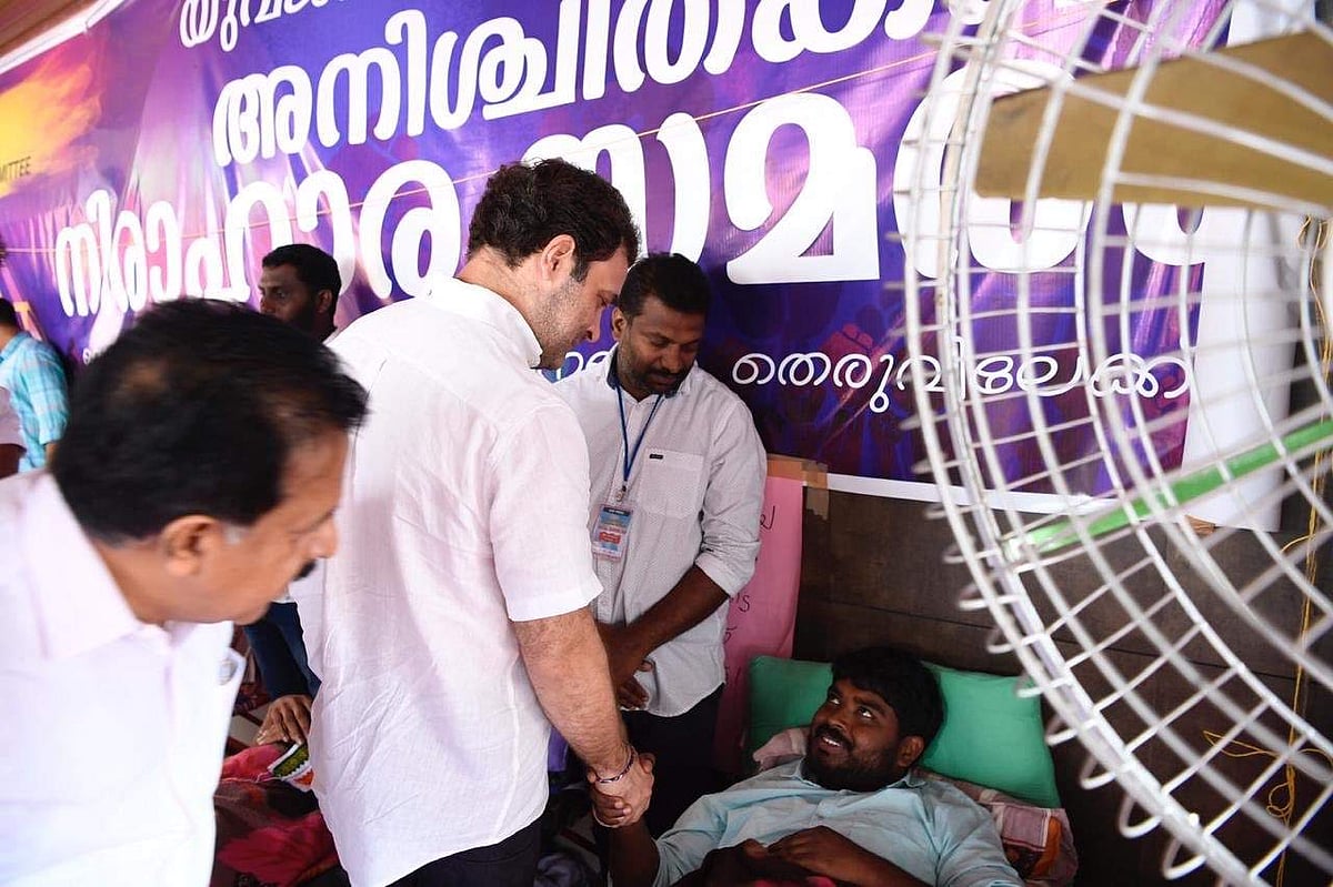 വയനാട്ടില്‍ മാത്രം രാത്രിയാത്രക്ക് നിരോധനമെന്തിന് ?; പിന്തുണയുമായി രാഹുല്‍ സമരപ്പന്തലില്‍