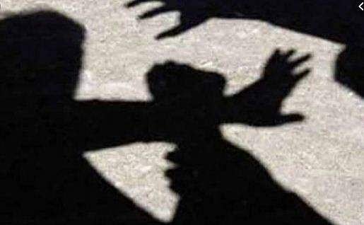 യുവാവിനെ മോഷ്ടാവ് എന്ന പേരിൽ കൂട്ടംചേർന്ന് ആക്രമിച്ചു, തടയാൻ ശ്രമിച്ച യുവതിക്ക് നേരെ കയ്യേറ്റം; അച്ഛനും മക്കളും അറസ്റ്റിൽ 