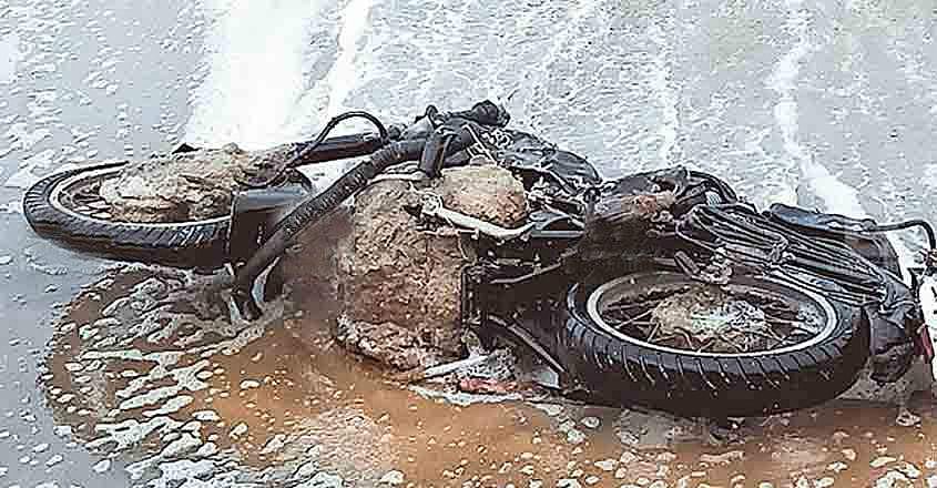 തിര ആഞ്ഞടിച്ചു; കടല്‍ക്കരയില്‍ കുഴിച്ചിട്ട സിപിഎം പ്രവര്‍ത്തകന്റെ ബൈക്ക് പുറത്തെത്തി