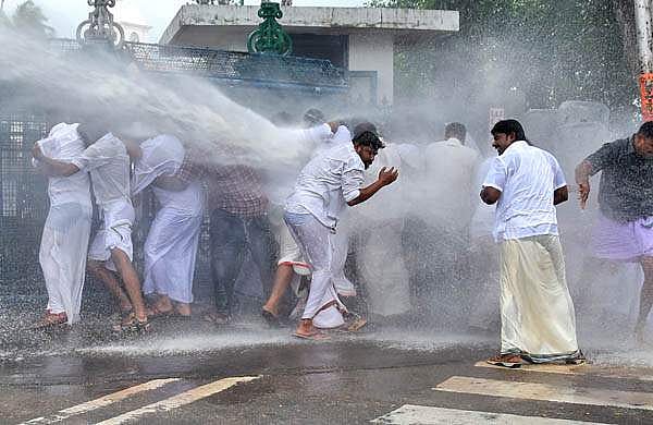 ജലപീരങ്കി പോര, പ്രതിഷേധക്കാരെ കാപ്‌സി സ്പ്രേകൊണ്ടു നേരിടാനൊരുങ്ങി കേരള പൊലീസ് 