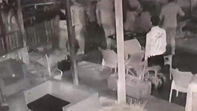 റസ്റ്റോറന്റില്‍ ഭാര്യയെ മോശമായി സ്പര്‍ശിച്ചു; ചോദ്യം ചെയ്ത ഭര്‍ത്താവിന്റെ തല അടിച്ചുപൊട്ടിച്ചു, ആക്രമണം അഴിച്ചുവിട്ട് യുവാക്കള്‍