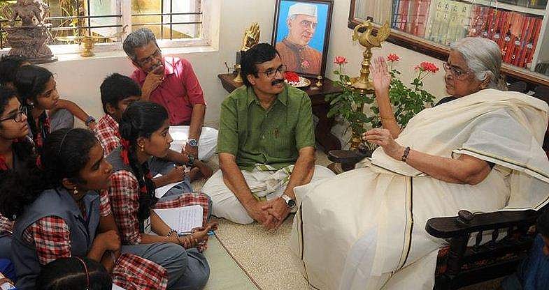 കുട്ടികള്‍ക്കൊപ്പം ഇരുന്ന് ടീച്ചറുടെ വാക്കുകള്‍ക്ക് കാതോര്‍ത്ത് മന്ത്രി; കവിത ചൊല്ലിയും പാട്ടുപാടിയും ആവേശം പകര്‍ന്ന് സുഗതകുമാരി
