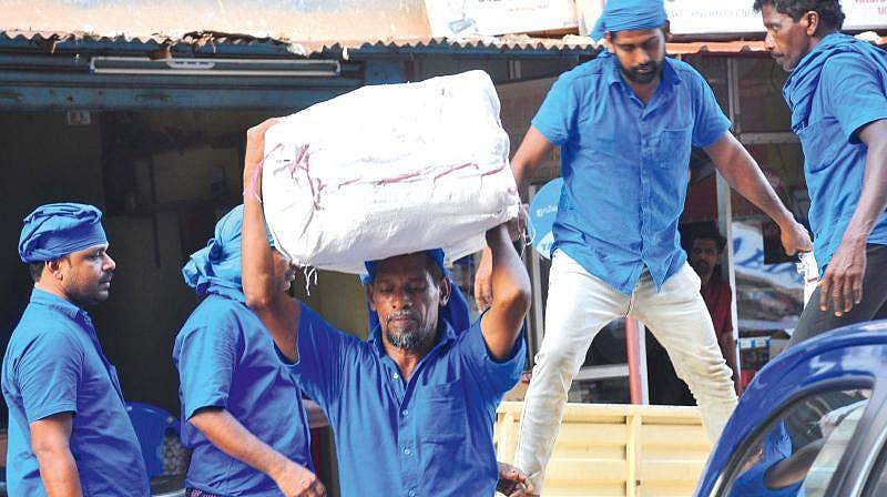 ഇനി 55കിലോ എടുത്താല്‍ മതി; ചുമട്ടുതൊഴിലാളികളുടെ ചുമടിന്റെ ഭാരം കുറക്കാന്‍ സര്‍ക്കാര്‍