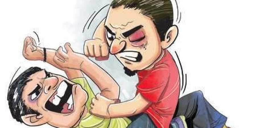 കൈക്കൂലി വീതംവെയ്ക്കുന്നതില്‍ തര്‍ക്കം, വില്ലേജ് ഓഫീസര്‍മാര്‍ തമ്മില്‍ത്തല്ലി; ചെവിയും മൂക്കും കടിച്ചെടുത്തു, സസ്‌പെന്‍ഷന്‍