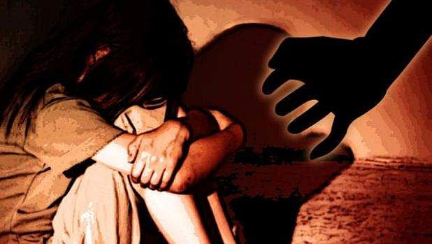 ഓടിക്കൊണ്ടിരിക്കുന്ന ബസില്‍ അമ്മയ്ക്ക് ഒപ്പം യാത്ര ചെയ്ത അഞ്ചാം ക്ലാസ് വിദ്യാര്‍ത്ഥിനിക്ക് ലൈംഗിക പീഡനം; അമ്മാവനെതിരെ പരാതി