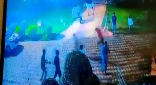 ജീവനും കൊണ്ടോടുന്ന പൊലീസ്; പിന്നാലെ വാളുമായി യുവാവ്; മദ്യലഹരിയില്‍ പരാക്രമം (വീഡിയോ)