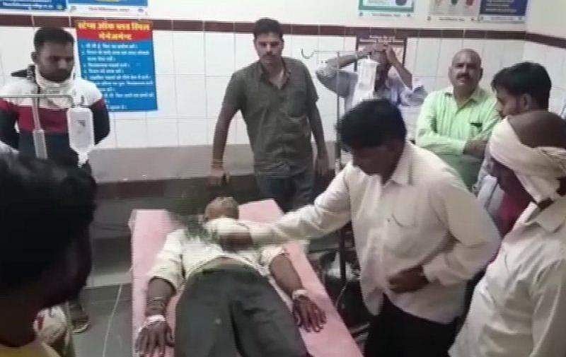 പാമ്പുകടിയേറ്റയാള്‍ക്ക് സര്‍ക്കാര്‍ ആശുപത്രിയില്‍ മന്ത്രവാദ ചികിത്സ; സഹായത്തിന് ജീവനക്കാര്‍, വിഡിയോ
