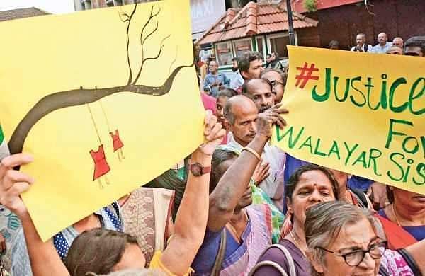 'നേര് കാട്ടേണ്ടവർ നെറികേട് കാട്ടുമ്പോൾ...', വാളയാർ കേസിലെ പ്രതികളെ വിട്ടയച്ചതിൽ പ്രതിഷേധിച്ച് പോസ്റ്റർ ; മൂന്ന് പ്ലസ് ടു വിദ്യാർത്ഥികൾക്ക് സസ്പെൻഷൻ