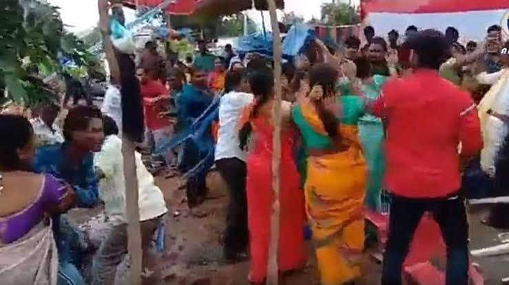 വരന്റെയും വധുവിന്റെയും വീട്ടുകാര് തമ്മില് കൂട്ടത്തല്ല്, മൂന്ന് പേര്ക്ക് പരിക്ക്; ഒന്നിച്ച് ജീവിക്കണമെന്ന് വധൂവരന്മാര്, വീഡിയോ