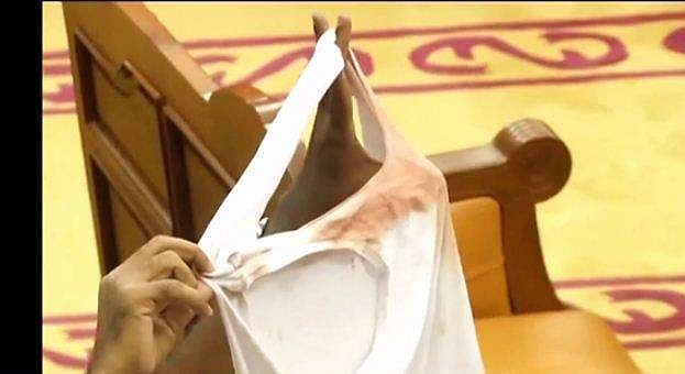 ഷാഫിയുടെ ചോരപുരണ്ട ഷര്‍ട്ടുമായി പ്രതിപക്ഷം സഭയില്‍; ഡയസില്‍ കയറി പ്രതിഷേധം; സ്പീക്കര്‍ ഇറങ്ങിപ്പോയി; അസാധാരണ നടപടികള്‍