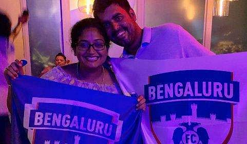 ചൂടുവെള്ളം കൊണ്ടു വരട്ടേയെന്ന് ഗര്‍ഭിണിയായ ആരാധിക; ഓണേഴ്‌സ് ബോക്‌സിലിരുന്ന് മത്സരം കാണാന്‍ ക്ഷണം; അമ്പരപ്പിച്ച് ബംഗളൂരു