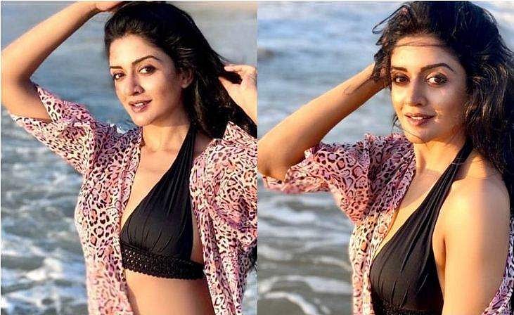 ബിക്കിനിയില്‍ തിരമാലകളെ പ്രണയിച്ച് വിമല ; 'വാട്ടര്‍ ബേബി'യുടെ ചിത്രങ്ങള്‍ വൈറല്‍ 